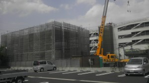 名古屋家裁一宮支部の隣の土地で、愛知県弁護士会一宮支部の建物が新築されています。